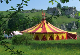 Lata de galletas vintage ovalada en rojo y amarillo, con forma de carpa de circo fabricada por Bolletje