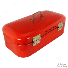 Hermosa caja de pan vintage esmaltada en rojo de los años 1940-1960: Un clásico atemporal de la cocina