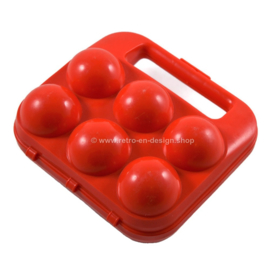 Roter vintage Eierhalter aus Plastik für sechs Eier