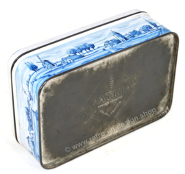 Lata rectangular para galletas de PATRIA con representaciones en azul de Delft de molino de viento y paisaje de pólder