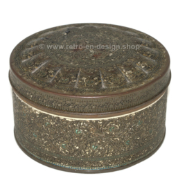 Round vintage tin box with floral decoration in relief by De Gruyter