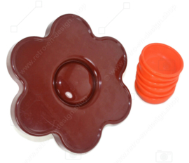 Vintage snackschaal van Emsa in bloemvorm in de kleurcombinatie bruin met oranje