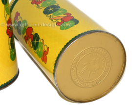 Set van twee cilindrische gele vintage blikken Verkade beschuitbussen met Oost-Indische kers