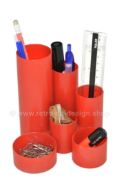 Vintage rote Plastikstifthalter oder Schreibtischorganisator