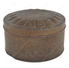 Round vintage tin with floral decoration in relief by De Gruyter