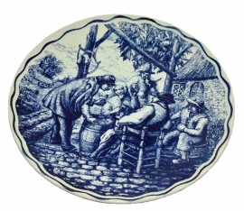 Boch, Crockery decorative plate Delfts. Drinking bout scene Ø 29 cm