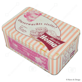 Boîte rétro rose pour biscuits par Hema avec des photos de l'intérieur de la boutique
