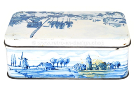 Lata rectangular para galletas de PATRIA con representaciones en azul de Delft de molino de viento y paisaje de pólder