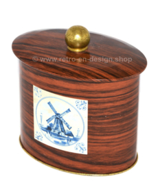 Boîte vintage ovale en aspect bois avec moulin et façades, bouton doré
