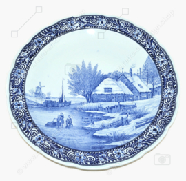 Assiette murale bleu de Delft extra-large avec un paysage fluvial en hiver par Royal Sphinx Maastricht et Petrus Regout. Signé J. Sonneville