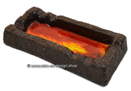 Cenicero de loza de barro chamotte vintage. Glaseado de lava en rojo, naranja, amarillo