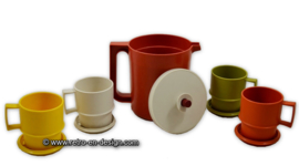 Jarra Vintage Tupperware con cuatro tazas y posavasos