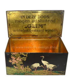 Rechthoekige  poetsdoos met klepdeksel, versieringen met kraanvogels en flora "Wees Slim, Gebruik Glim"