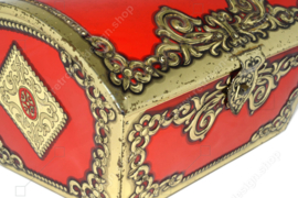 Caja grande vintage de hojalata en forma de pentágono rojo con detalles dorados