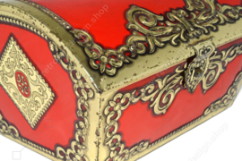Groot vintage rood pentagonvormig blikken kistje met goudkleurig beslag