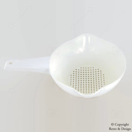 Funcionalidad Atemporal: Colador Vintage Blanco Tupperware con Mango