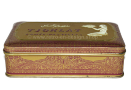 Lata vintage rectangular para pastillas de camafeo TJOKLAT con decoración de oro violeta y mujer arrodillada con cuenco de granos de cacao