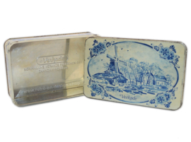 Biscuit tin by Verkade with a Delft blue appearance
