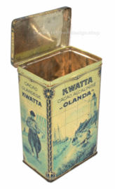 Rectangular tin drum for 1 kg of KWATTA's calibrated cocoa "OLANDA" with performances in a Delft blue tile pictures of a fishing village
