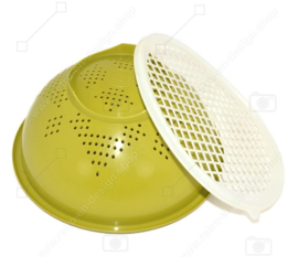Passoire Tupperware vintage de couleur verte avec une grille transparente blanche