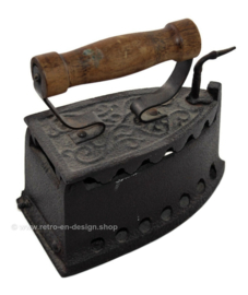 Antiek metalen kolen strijkijzer of strijkbout met houten greep