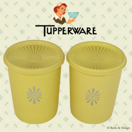 Set aus zwei gelben, hohen, runden Tupperware-Behältern im Vintage-Stil mit silbernem Sunburst-Logo