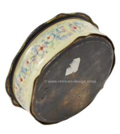 Round brocante fifties biscuit box with flowers