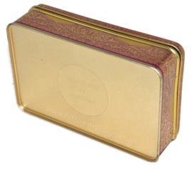 Rechteckige Vintage-Dose für TJOKLAT-Cameo-Pastillen mit lila-goldener Dekoration und kniender Frau mit einer Schüssel Kakaobohnen