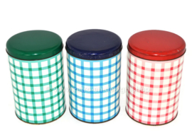 Set von drei karierten Blechdosen in Rot, Grün und Blau für Tomado