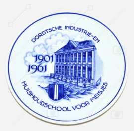 Herinneringsbordje "Dordtsche industrie- en huishoudschool  voor meisjes 1901 - 1961"