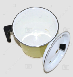Chaudière ou cuiseur à lait en émail brocante jaune avec poignée et bouton en bakélite noir