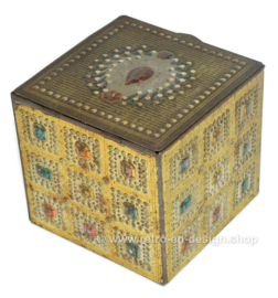 ​Vintage blikken sieradendoosje in kubusvorm met details van edelsteentjes