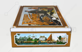 Vintage blikken trommel voor Enkhuizer banket met afbeeldingen van haven met vissersboten en streekdracht "Marken"
