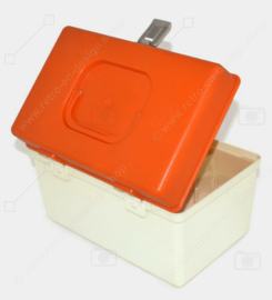 Kleine 'CURVER'-Nähbox oder Nähkiste aus den 1970er Jahren. Creme mit orangefarbenem Deckel