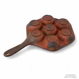 Vintage Cast Iron Poffertjes Pan – 7 Wells – Rustic Patina – Brocante Kitchen Decor