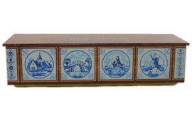 Lata vintage para pan de jengibre con azulejos azules la cerámica de Delft y una tapa con textura de madera