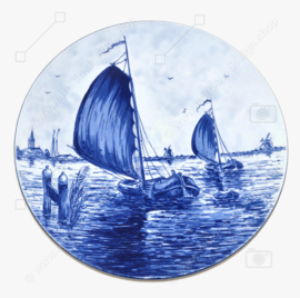 Wandbord of sierbord Delft Blauw handgeschilderd. Voorstelling met zeilbootjes