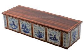 Lata vintage para pan de jengibre con azulejos azules la cerámica de Delft y una tapa con textura de madera