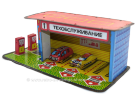 Oude vintage blikken Russiche speelgoed garage met auto's