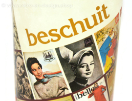 Cilindrisch vintage Verkade beschuitblik of beschuitbus met voorpagina's van het blad Libelle, jubileumuitgave