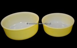 Arcopal France Opale. Set of two round yellow serving dishes