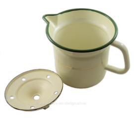 Brocante Emaille Milchkocher mit einem grünen Rand, Goldrand und Griff