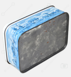 Lata rectangular para galletas de PATRIA con representaciones en azul de Delft de molino de viento y paisaje de pólder