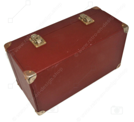Petite cabine ou valise de voyage en brocante robuste avec garnitures en fer et poignée en bakélite avec étiquette