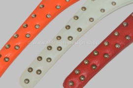 Set van drie vintage skai kledinghangers in rood, wit en oranje met metalen studs