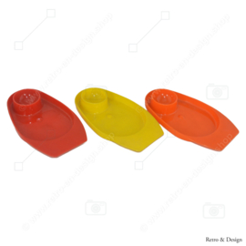 Set aus drei Vintage Eierbechern in Rot, Gelb und Orange mit Muschelrand