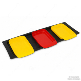 Vintage jaren 60 / 70 snacktray met drie gekleurde losse schaaltjes