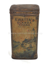 Lata vintage rectangular para 1 kg de cacao KWATTA con un cuadro de azulejos azules de Delft que representa un pueblo de pescadores