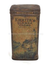 Rechteckige Vintage-Dose für 1 kg KWATTA-Kakao mit einem blauen Delfter Fliesentableau, das ein Fischerdorf darstellt