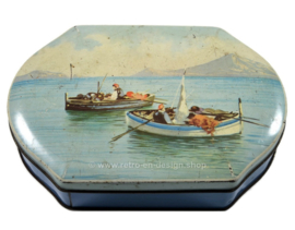Überbackene Vintage BlechdDose mit Fischerbooten